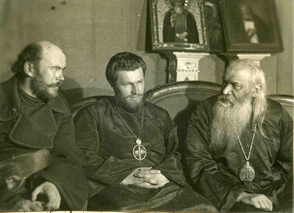 Слева направо: В.Д. Красницкий, Петр (Блинов) и епископ Антонин в кулуарах собора за беседой. РГАКФД. арх. № 3-4054