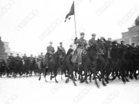 Части кавалерии проходят по Красной площади во время парада. Москва. 7 ноября 1941 г. Фотограф не установлен. РГАКФД. Арх. № 0-144427
