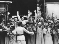 Жители города Порт-Саид приветствуют партийно-правительственную делегацию Советского Союза, прибывшую с официальным визитом в Объединённую Арабскую Республику. Египет, г. Порт-Саид. Май 1964 г. Фот. В.В. Егоров