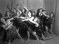 Группа танцовщиц позирует фотографу. СССР. [1920-е гг.] Фот. М.С. Наппельбаум. Арх. № 3-6507-ч/б