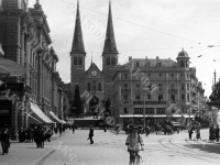 Вид улицы Schweizerhofquai (Швайцерхофквай)  и церкви Hofkirche (Хофкирхе) на заднем плане.  Швейцария, г. Люцерн. Лето 1914 г. Фот. В.В. Левитский.  Арх. № С 2-46-ч/б
