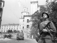 Солдат Красной Армии на одной из улиц освобожденного города. Польша, г. Люблин. 1944 г. Фот. М.А. Трахман. РГАКФД. Арх. № 0-366809-ч/б