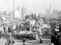 Советских воинов-освободителей, едущих на танках Т-34, приветствуют жители Бухареста.  Румыния, г. Бухарест. 1944 г. Фот. М.А. Трахман. РГАКФД. Арх. № 0-366814-ч/б