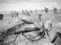 Монгольские солдаты в момент расположения на позиции перед боем. Монголия, р. Халхин-Гол. Август 1939 г. Фот. В.А. Темин. Арх. № 0-358937-ч/б