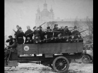 Отряд красногвардейцев у Смольного перед отправкой на выполнение боевого задания.  Петроград, октябрь 1917 г.  РГАКФД