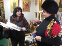 Заместитель директора РГАКФД Р.М.Моисеева благодарит сотрудника музея за проведенную экскурсию