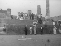 Фото 22  Группа туристов на фоне руин древнего города.  Италия, г. Помпеи. 1914 г.  Фот. В.В. Левитский.  