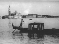 Фото 27  Вид гондолы на фоне острова Лидо.  Италия, г. Венеция.  Фот. В.В. Левитский. 