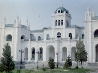 Вид части восточного фасада Дворца эмира Сейид Абд-ал-Ахада (арх. А.Л. Бенуа).  Узбекистан, г. Каган. 2004 г.  Фот. Э.Г. Жданов