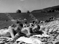 Ребята, отдыхающие в пионерском лагере «Артек» загорают на берегу моря.