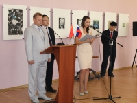 Выступление заместителя министра культуры и архивного дела Амурской области В. А. Ребизанта (слева)