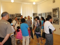Группа китайских туристов осматривают экспозицию