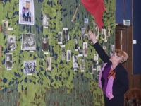 Директор архива Н.А.Калантарова у стенда с фотографиями из семейных архивов сотрудников РГАКФД
