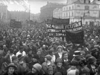 Общий вид демонстрации протеста против Ультиматума Керзона. СССР, г. Москва. 12.05.1923 г. Фотограф Н. Петров.