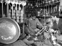 Продажа национальной металлической посуды в г. Кабуле. Афганистан, г. Кабул. Апрель 1979 г. Фотограф В.Б. Соболев.
