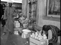 Уличная торговля в городе. Сенегал, г. Дакар. 1964 г. Фотограф В. Кошевой.
