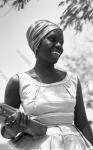 Жительница Дакара – студентка, на одной из улиц города. Сенегал, г. Дакар. 1964 г. Фотограф В. Кошевой.