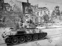 Советские танки на улице Ленина в Севастополе. г. Севастополь, 1944 г. РГАКФД. Арх. № 0-255396.