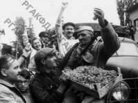 Болгары приветствуют воинов Красной Армии, освободивших один из городов Болгарии от немецкой оккупации. Болгария, 12 октября 1944 г. РГАКФД. Арх. № 0-257175.
