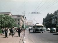 СС-992-цв. Общий вид проспекта Маркса в г.Москве; пешеходы и автомобили на улице, справа -  вид здания гостиницы "Метрополь" (1905г., арх. В.Ф.Валькот). СССР, г.Москва. 30.04.1961г. Автор съемки Б.Т.Иванов.