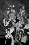 Дети на новогоднем празднике с Дедом Морозом и Снегурочкой. Москва, 1954 г. Автор Д. Шоломович. РГАКФД.